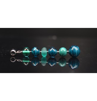 pendentif pour collier "vert bleu" avec perles de verre sur beliere acier inoxydable