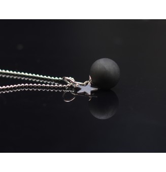 collier etoile  45 + 3 cm "NOIR MATE" perles de verre filé au chalumeau