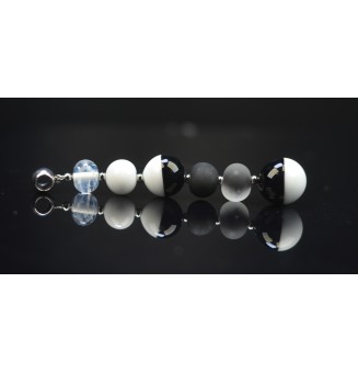 pendentif pour collier "noir blanc" avec perles de verre sur beliere acier inoxydable