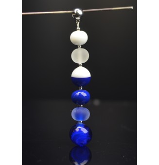 pendentif pour collier "bleu et blanc" avec perles de verre sur beliere acier inoxydable