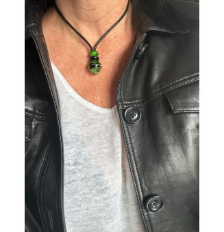 Collier en cuir avec perles de verre filé "noir vert rosetta" 45+3 cm