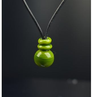 Collier en cuir avec perles de verre filé "VERT RICHE" 45+3 cm