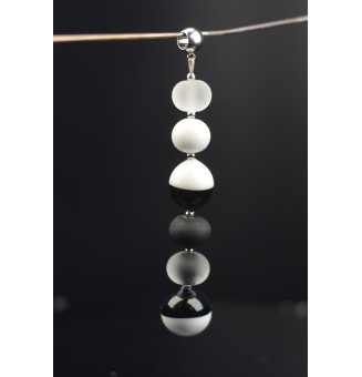 pendentif pour collier "noir blanc" avec perles de verre sur beliere acier inoxydable