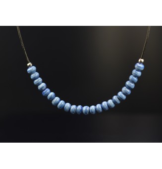 collier "BLEU TYE DIE"  44+3 cm avec perles de verre cuir noir