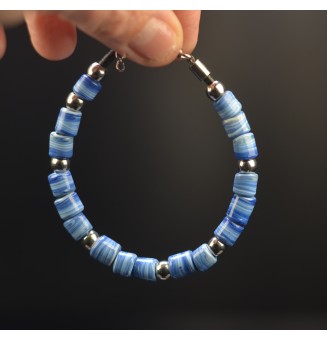 Bracelet en perles de verre "bleu tye and die " (pour poignet 18 à 19 cm )