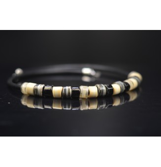 collier "Noir, pierre et ivoire"  45 cm avec perles de verre cuir noir