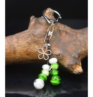 bijou de sac  ( ou porte clés) perles de verre vert blanc