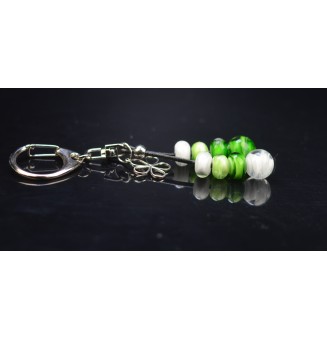 bijou de sac  ( ou porte clés) perles de verre vert blanc