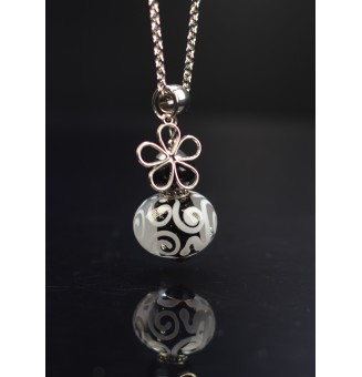 collier fleur 70+3 cm "noir blanc" perles de verre filé au chalumeau