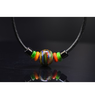 collier "multicolore"  42+3 cm avec perles de verre cuir noir