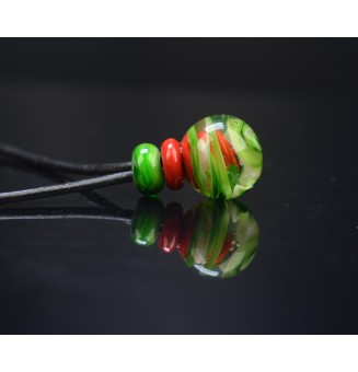 Collier en cuir avec perles de verre filé "rouge vert" 42+3 cm
