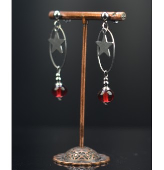 Boucles d'oreilles  "rouge rubis"  en  acier inoxydable avec perles de verre