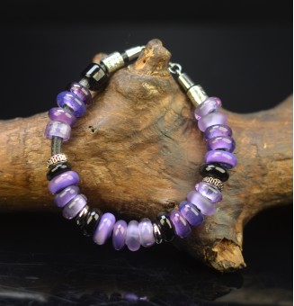 Bracelet en perles de verre "noir et violet" CUIR Noir (pour poignet 17.5 à 18.5 cm)