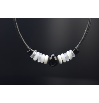 collier "noir blanc " 48+3 cm avec perles de verre cuir noir