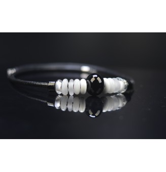 collier "noir blanc " 48+3 cm avec perles de verre cuir noir