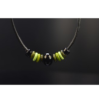 collier "noir vert " 46+3 cm avec perles de verre cuir noir