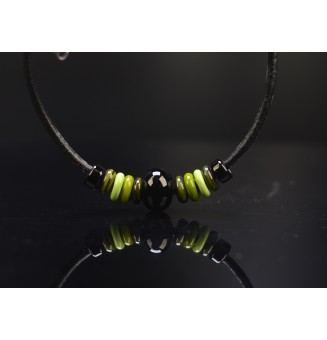 collier "noir vert " 46+3 cm avec perles de verre cuir noir