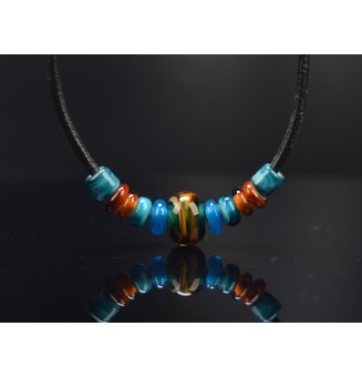 collier "Bleu pétrole et caramel" 45+3 cm avec perles de verre cuir noir