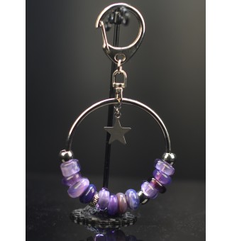 bijou de sac  ( ou porte clés) perles de verre violettes