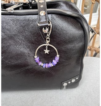 bijou de sac  ( ou porte clés) perles de verre violettes