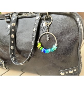 bijou de sac  ( ou porte clés) perles de verre bleu vert