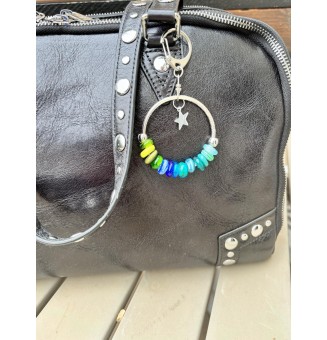 bijou de sac  ( ou porte clés) perles de verre bleu vert