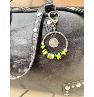 bijou de sac  ( ou porte clés) perles de verre "noir et vert"