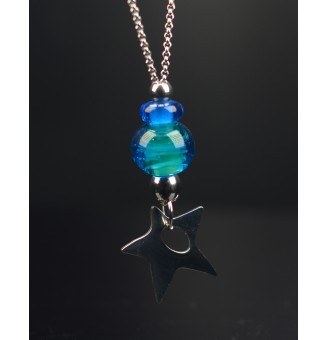 collier étoile bleu et vert avec des perles de verre filé au chalumeau