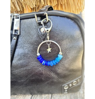 bijou de sac  ( ou porte clés) perles de verre bleu