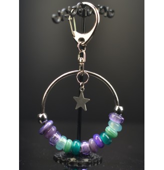 bijou de sac  ( ou porte clés) perles de verre ' violet vert é