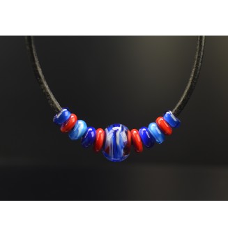collier "rouge bleus"  45+3 cm avec perles de verre cuir noir
