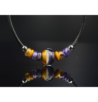 collier artisanal en perles de verre"VIOLET JAUNE"  45+3 cm sur cuir noir