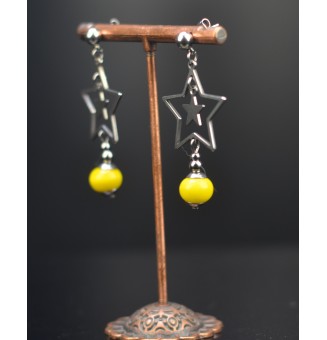 Boucles d'oreilles étoilées : Éclat artisanal en perles de verre filé jaune fluo