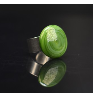 cabochon artisanal en verre "vert nacré" pour bague ou collier interchangeable en verre  (sans le support )