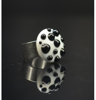 cabochon artisanal en verre "blanc  noir" pour bague ou collier interchangeable en verre  (sans le support )