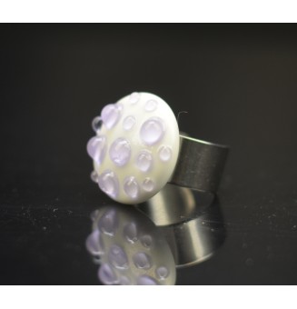 cabochon artisanal en verre "blanc et mauve" pour bague ou collier interchangeable en verre  (sans le support )