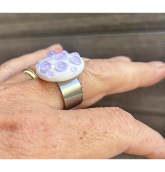 cabochon artisanal en verre "blanc et mauve" pour bague ou collier interchangeable en verre  (sans le support )