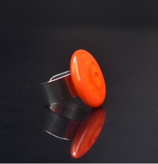 cabochon artisanal en verre "orange vif" pour bague ou collier interchangeable en verre  (sans le support )