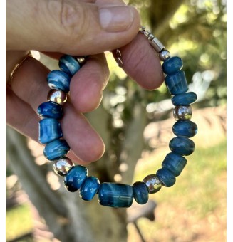 Bracelet ARTISANAL en perles de verre "bleu pétrole" CUIR Noir (pour poignet 16.5 à 17.5 cm)