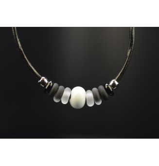 collier "BLANC et noir"...