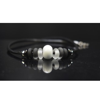 collier "BLANC et noir" 44+3 cm avec perles de verre cuir noir