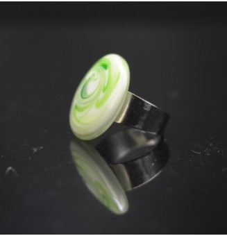 cabochon artisanal en verre "blanc vert" pour bague ou collier interchangeable en verre  (sans le support )