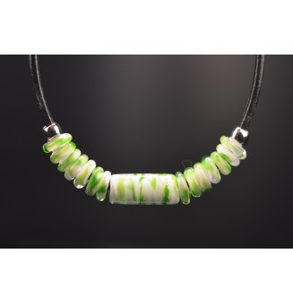 Collier "Éclat Nature" en Cuir Noir et Perles de Verre Filé vert blanc