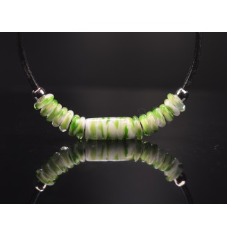 Collier "Éclat Nature" en Cuir Noir et Perles de Verre Filé vert blanc