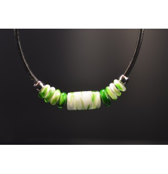 Collier "Éclat Nature" en Cuir Noir et Perles de Verre Filé vert blanc