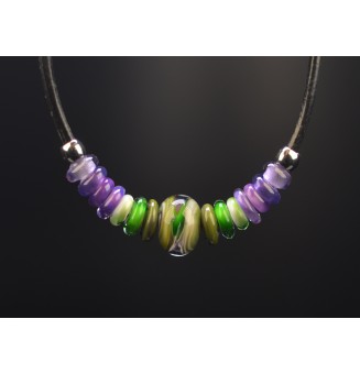 Collier Court en Cuir avec Perles de Verre filé – Violet & Vert