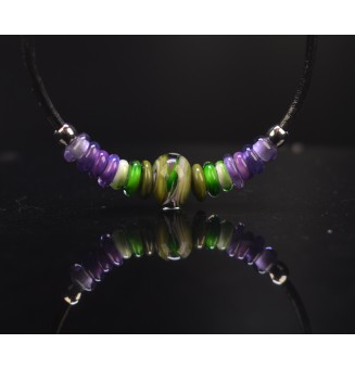 Collier Court en Cuir avec Perles de Verre filé – Violet & Vert