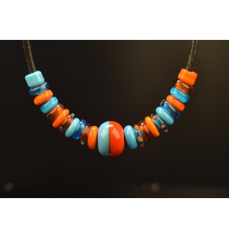 Collier Court en Cuir avec Perles de Verre filé – Orange et Turquoise