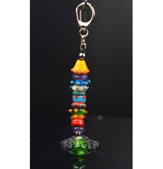 bijou de sac  ( ou porte clés) avec perles de verre multicolore