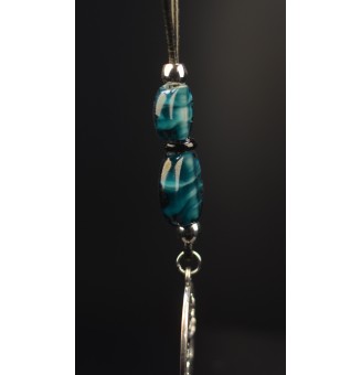 Collier en cuir noir et perles de verre "bleu petrole" avec pendentif Arbre de Vie - 77 cm